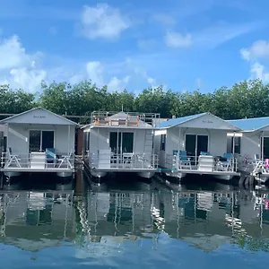 3* Отель Aqua At Hurricane Hole Marina